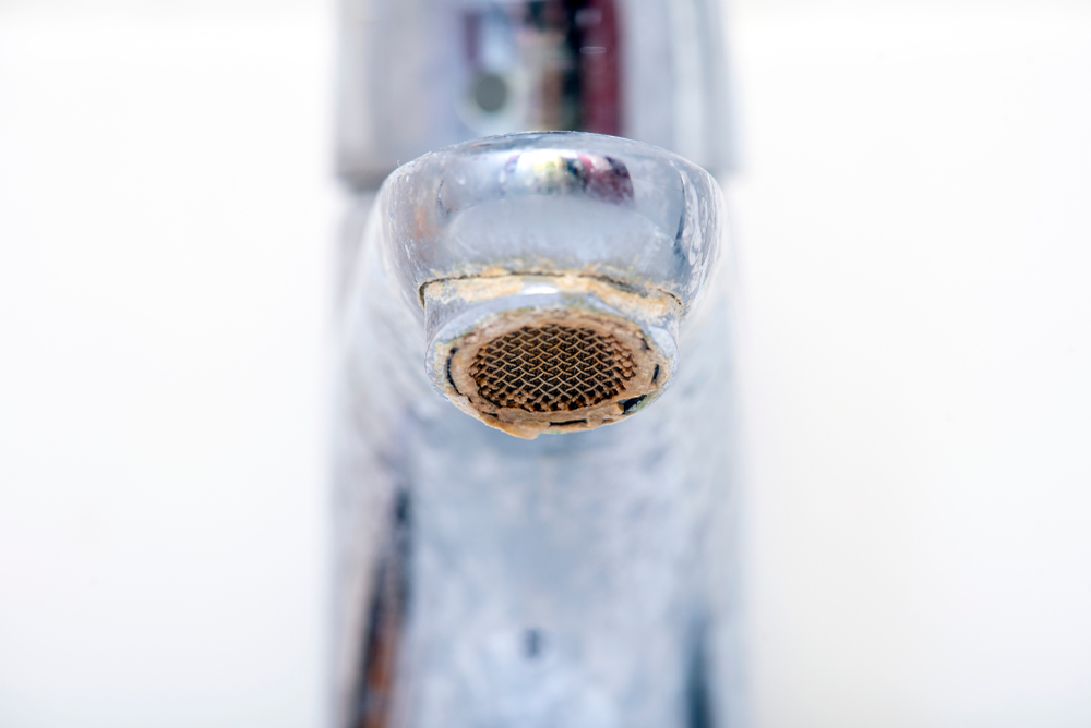 Close-up,Dirty,Faucet,With,Limescale.,Sink,Faucet,With,Rust.